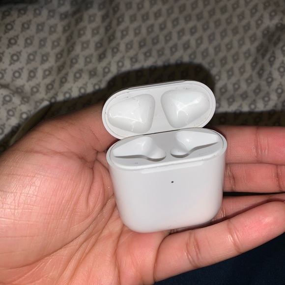 All white AirPod case - Picture 4 of 4